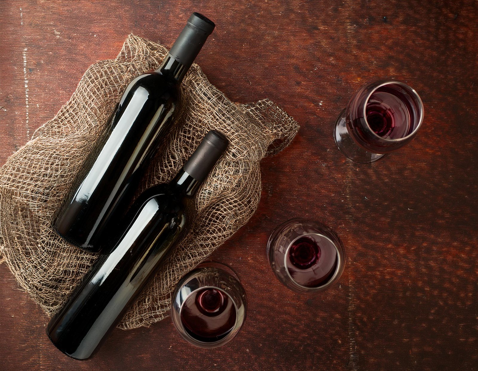 Botellas de vino brasileño y copas