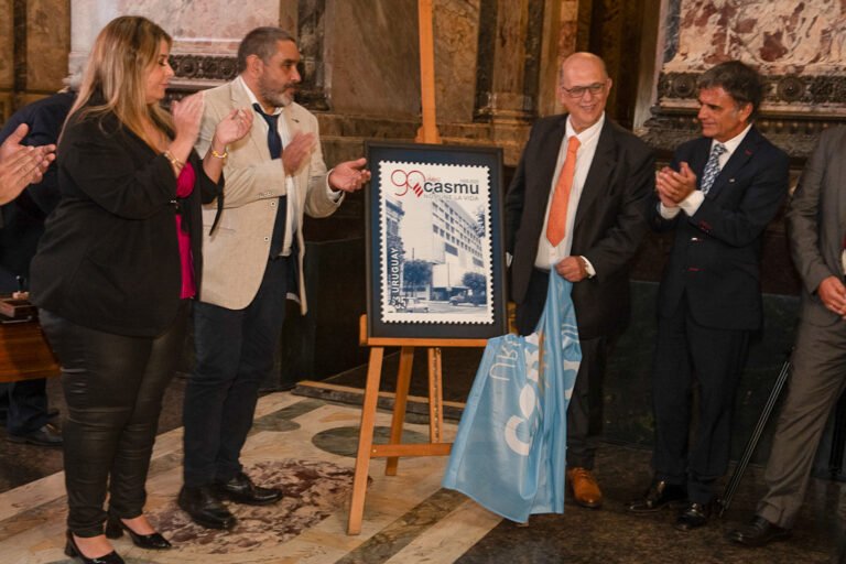 Sello conmemorativo 90 años Casmu con los directivos