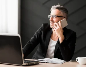 redactor hablando por celular