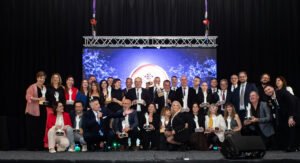 Foto grupal de los homenajeados en el escenario de la gala Reconocimiento a la Ciencia y la Salud del Uruguay 2026, en el Radisson Montevideo Victoria Plaza Hotel