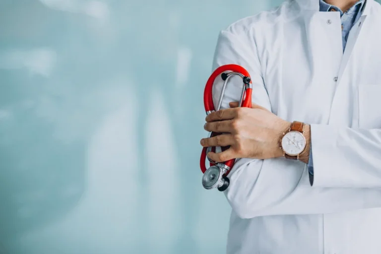 Página web para médicos: liviana, profesional y pensada para que Google y la IA te recomienden 1 Médico con bata blanca y estetoscopio rojo en la mano, imagen para página web para médicos